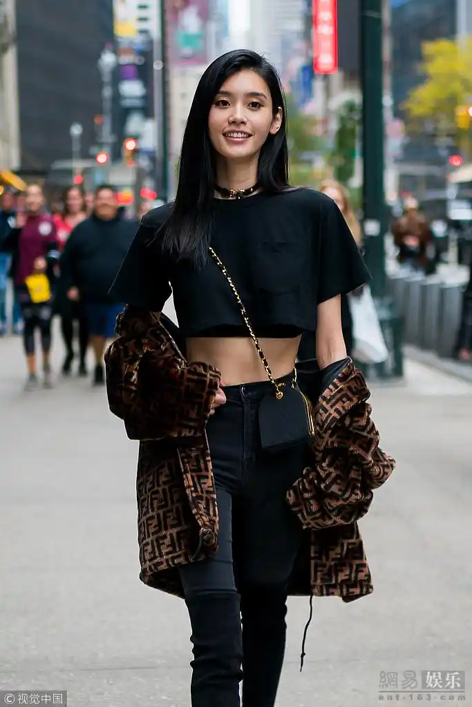 奚梦瑶参加维密秀试装 穿短款t恤秀蛮腰大长腿