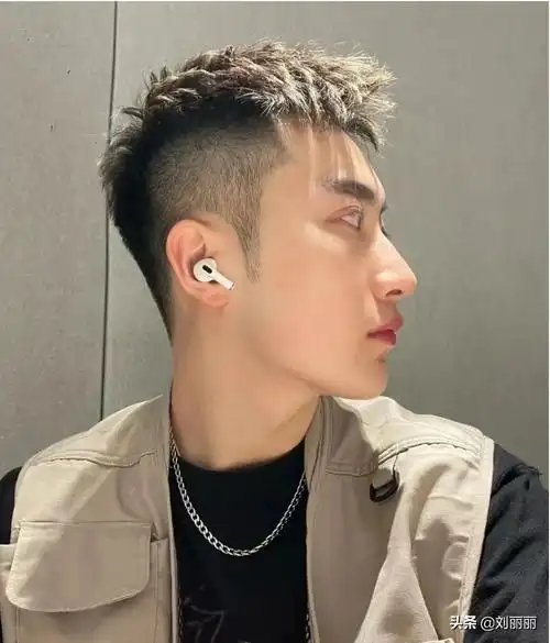 年轻男士更懂得如何让自己的发型变帅气,最常用的就是潮流发色,浅亚麻