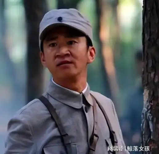 曝40岁演员李嘉明求婚成功甜蜜牵手秀幸福女方长相富态身材好