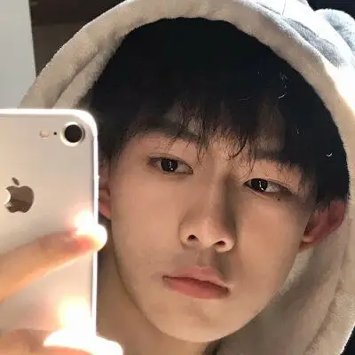 头像女对镜自拍