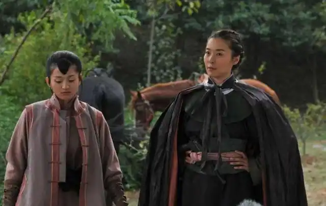 25岁漂亮女匪首,善使双枪,在妓院被捕,临行前照片留存至今!