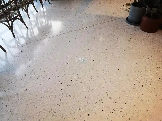 两江新宸小区旁,地面现浇水磨石颜色采用白色为主,主要材质为白水泥加