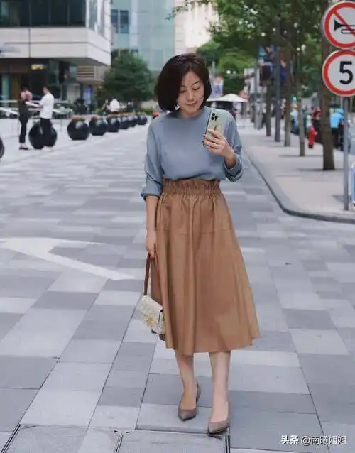 这才是45岁女人春夏该有的打扮:膝下裙 低跟鞋,优雅又迷人