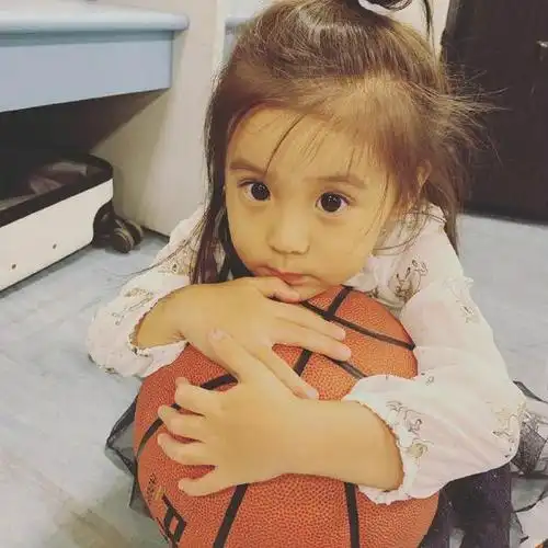 修杰楷晒咘咘bo妞近照 姐妹俩眼睛超大萌度爆表