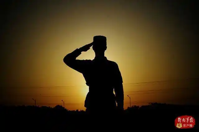 武警重庆市总队新兵在夕阳下雀跃合影.穆洪超摄