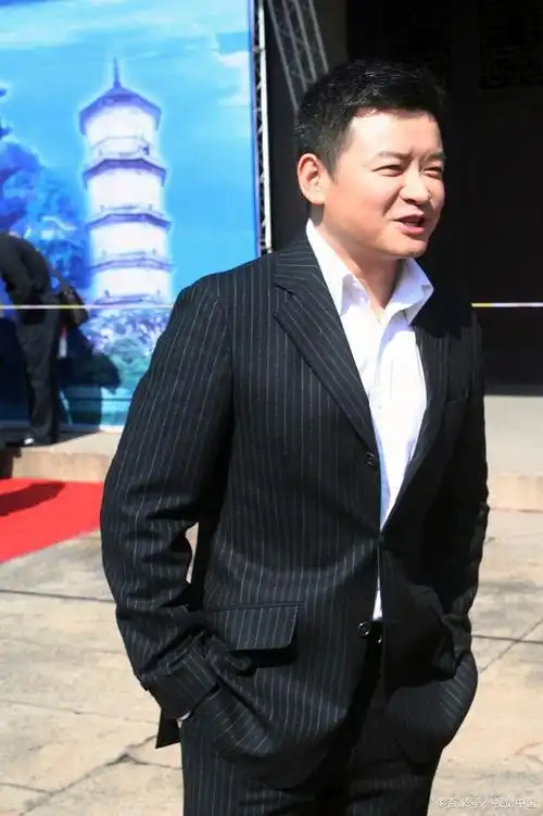 前央视知名主持人李佳明曾在荧屏上熠熠生辉,31岁那年却因一句话离开