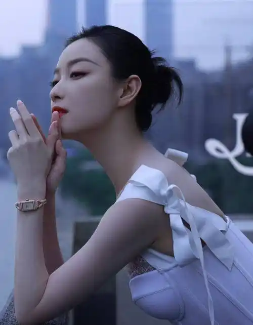 倪妮侧脸生图火上热搜,衣着清凉,美身材纤腰,皮肤白皙,好有气质_吊带