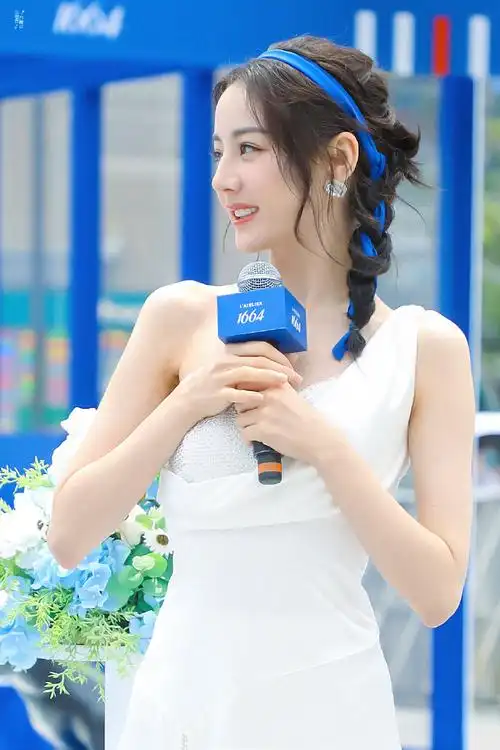 迪丽热巴白裙子甜美全身照