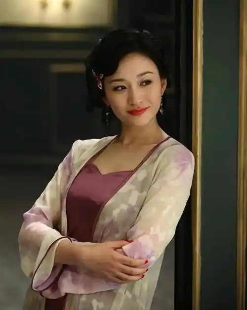 一人分饰两个角色的艺人,看完李小冉的反差,再看邓家佳直呼惊艳