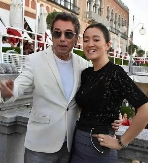 57岁巩俐与74岁老公再次合体,大17岁老公打扮帅气,像小伙