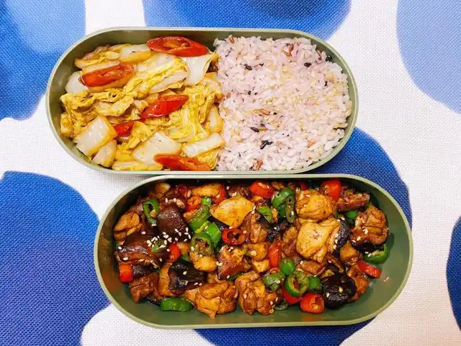日常便当荤素搭配～周一:香辣鸡块77酸辣大白菜周二:咖喱鸡块77清