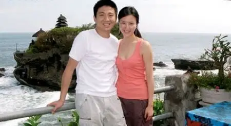 组图:刘孜怀孕挺大肚公开亮相 老公陪伴左右