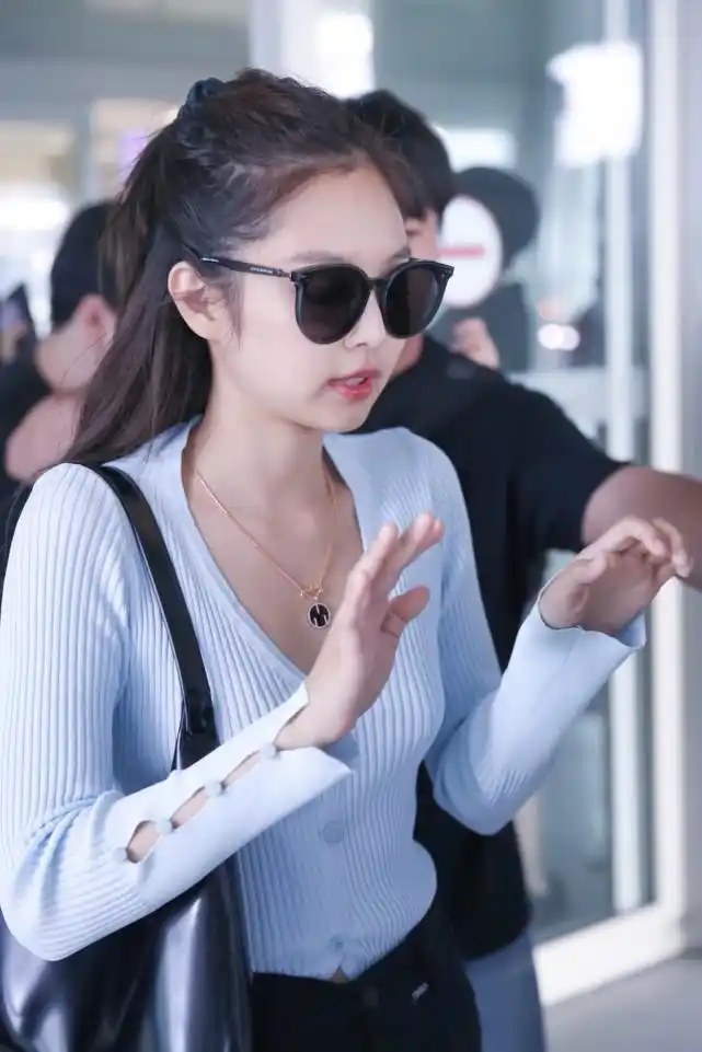 金智妮的"盲人艺术家"造型:帅气不失时髦,简单穿搭都很有气场_jennie