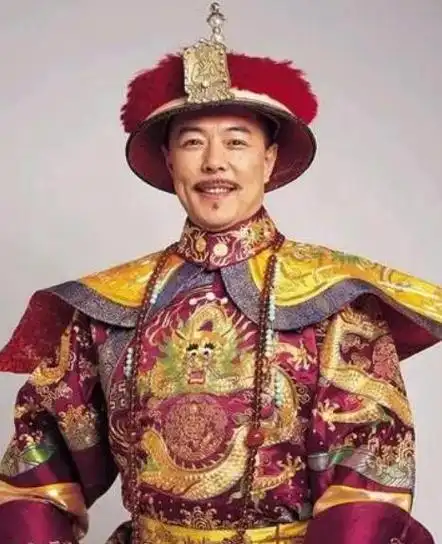 66岁张铁林突发恶疾,术后双腿缠满纱布,坐轮椅行动不便显憔悴