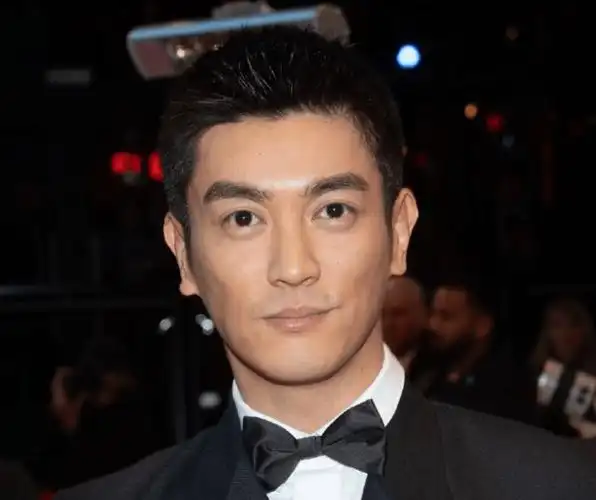 眼睛越大越难看的男明星,曾舜晞比例不自然,杜江被老婆亲自吐槽_手机