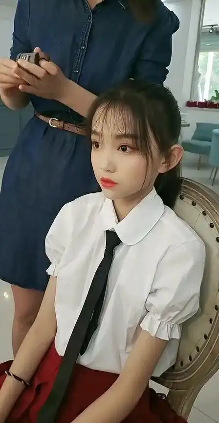 宋小睿对天天走秀的生活彻底麻木了,看她化妆时的眼神,心疼这孩子的