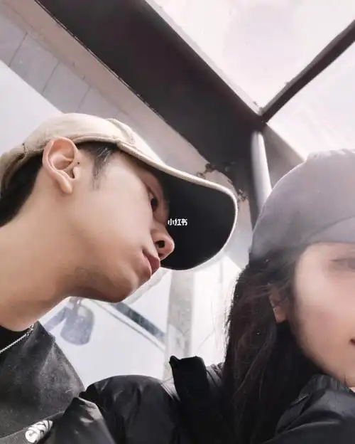 我真是无语了,男朋友脸巨小,那种带上帽子恨不得脸都被帽子整个包起来