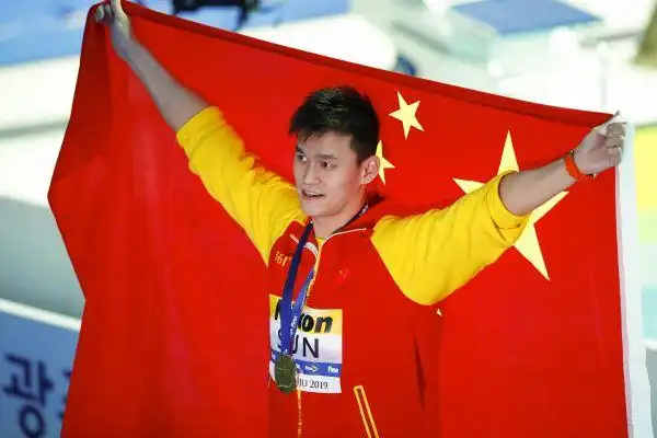 7月21日,孙杨在颁奖仪式上身披国旗庆祝.(新华社)