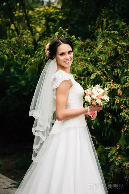 摆在她的婚礼当天的美丽新娘