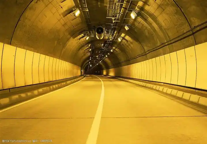 黄色调灯光的隧道图片