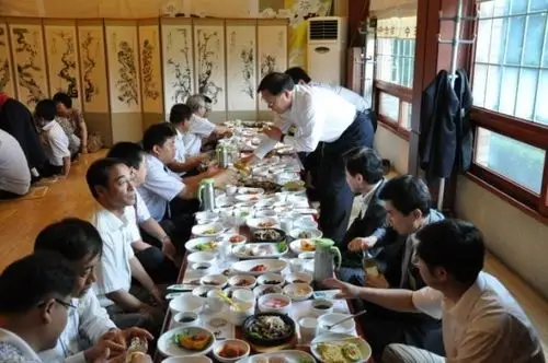 韩国人的变态餐桌礼仪:筷子代表大男人主义