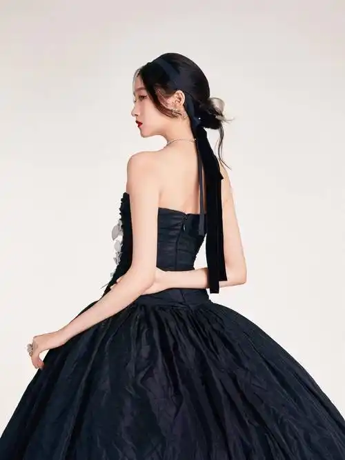 原创关晓彤魔女挑发穿出暗黑公主时尚美一袭晚礼服高级又妩媚