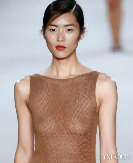 【图】刘雯走秀 第一个登上维密的亚洲模特