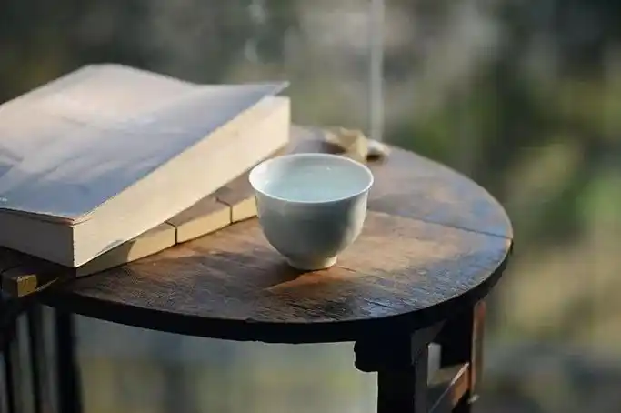 一杯茶,不像酒之浓烈,不像水之无味,它饱含着甘甜鲜爽,清香萦绕,淡泊