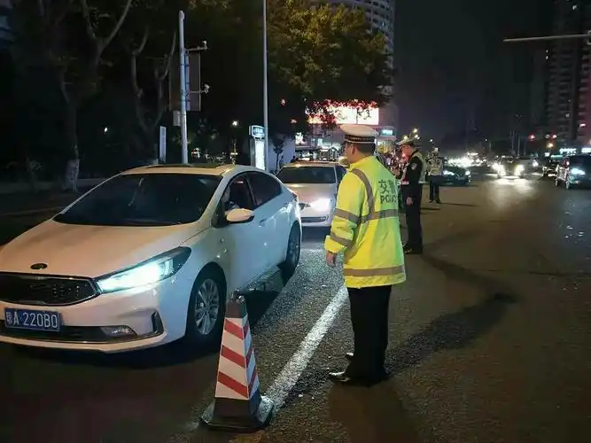 海口市公安局交警支队开展夜间酒驾清查行动