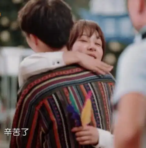 难怪节目组不给杨紫镜头当她与王俊凯拥抱时哭肿的脸心疼