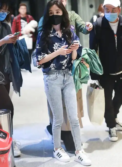 穿蓝色印花衬衫配牛仔裤,这身材哪像孩子妈,已被她彻底圈粉_杨幂