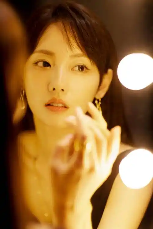 张嘉倪晒双马尾照,摇头晃脑开心到模糊,被粉丝调侃可以去演傻姑了