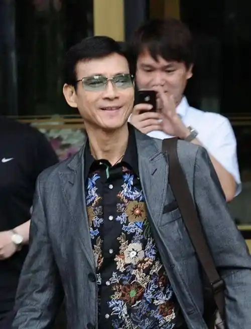 原创75岁的郑少秋优雅老去不驼背常年戴着假发穿衣绅士风