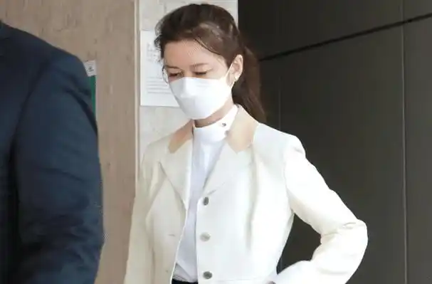 周星驰前女友于文凤向富商追讨8亿港币,曾在丈夫支持下起诉星爷