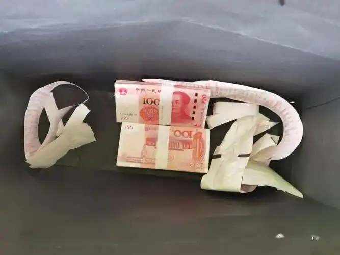 事发贺州男子将2万元现金当垃圾扔进了垃圾桶