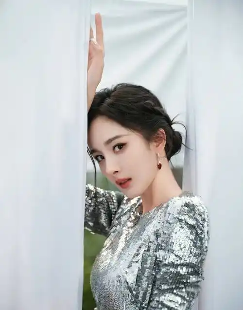 杨幂穿上银色飘逸长裙,立刻变身仙女!美丽达到新高度_气质_女神_裙子