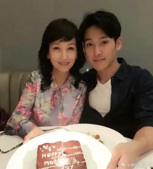 赵雅芝的小儿子黄恺杰,继承了妈妈的基因,不仅浓眉大眼,而且帅气有型