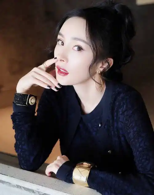 前段时间杨幂陈伟霆刘诗诗欢聚一堂的同框照片吸引了大家的关注,这是