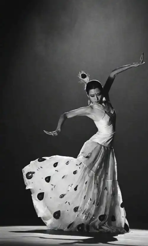 年轻时候的杨丽萍#年轻时候的杨丽萍是港风美人啊,自带古典气质,在杨