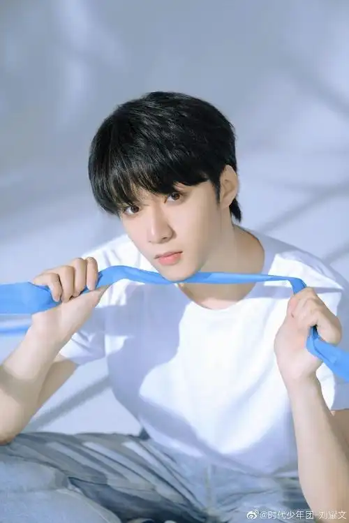 刘耀文粉丝为四川泸定捐赠物资