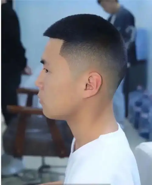 圆寸头其实是最适合夏季的一种发型了,清清爽爽特别的利落,而且还简单