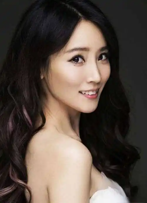 事实证明,被劝和吴京离婚的谢楠,已经走上了另一条!