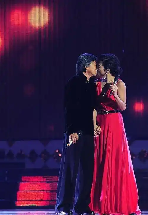 58岁叶倩文和小鲜肉亲密合照,脸贴脸,捏下巴,嘴唇很靠近!