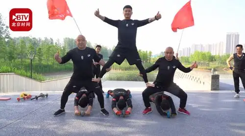 5月19日,安徽亳州,陵西湖健身协会成员在公园晨练,眼花缭乱的队形