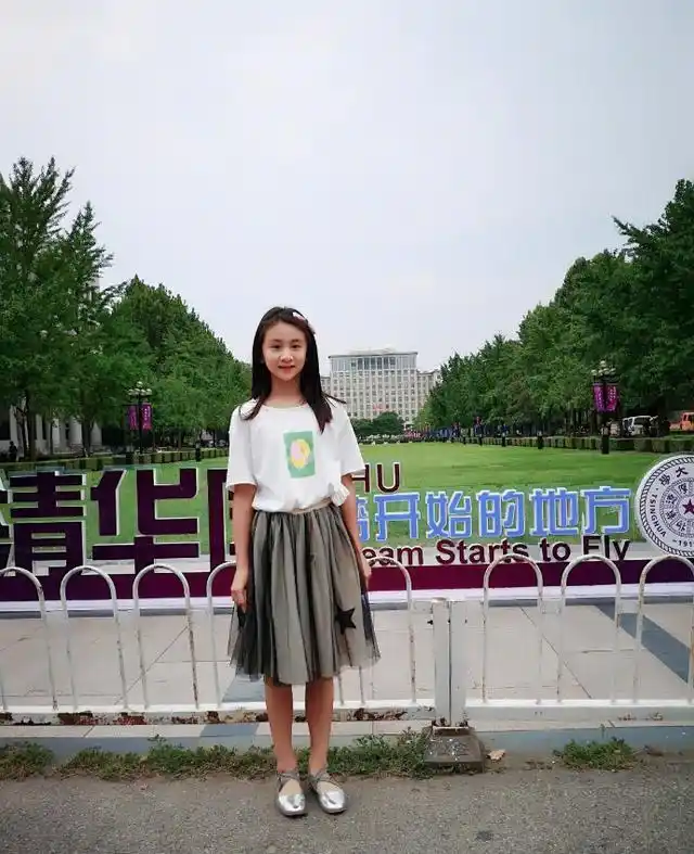 森碟出席活动照片,脸蛋精致气质清纯楚楚动人,真是越大越漂亮!