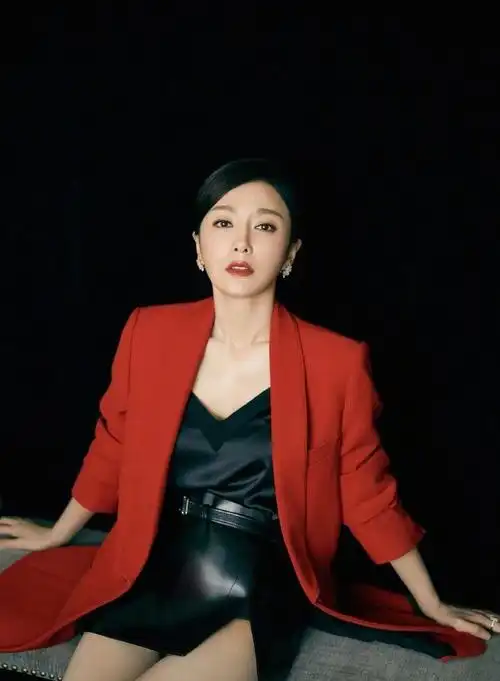 组图:秦岚身着红色西装亮相发布会,凸显优雅完美身材!