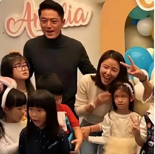 甚至还会去参加林心如前男友林志颖的生日趴体,夫唱妇随,很开心.