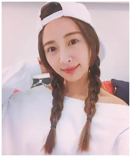 超甜美女神赖薇如doris超短窄裙上节目