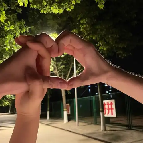 和男朋友这样比心拍#恋爱  #拍照