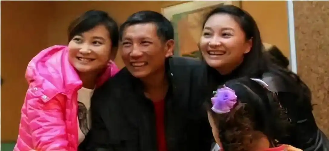 2010年,贾玲和白凯南组成了搭档,一起在舞台上表演的相声《大话捧逗》